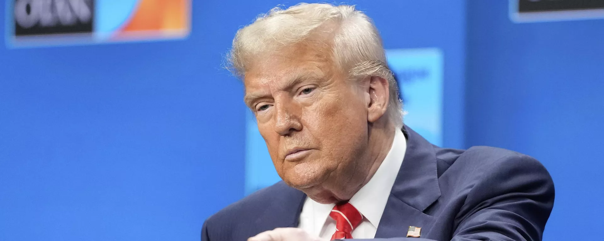 President Donald Trump gestures during a press conference after the plenary session at the NATO summit in The Hague - Sputnik International, 1920, 01.04.2026