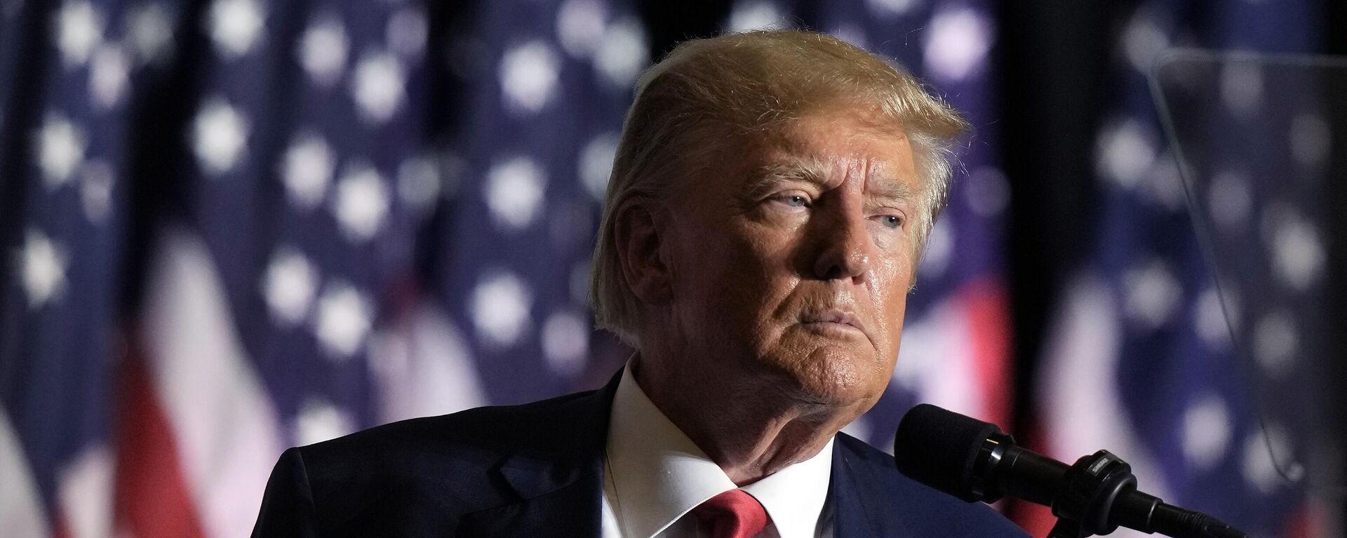Дональд Трамп выступает во время митинга в Каунсил-Блафс, штат Айова - Sputnik International, 1920, 28.07.2025
