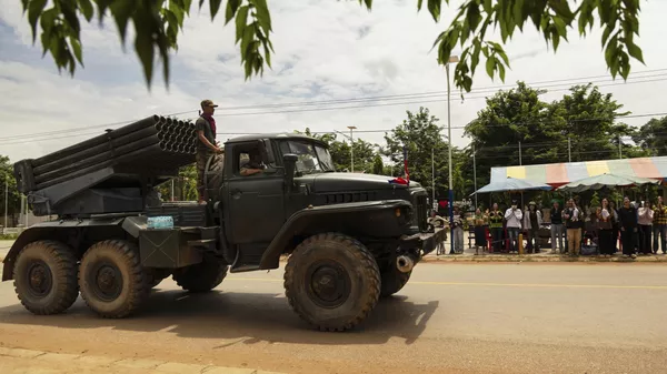Cambodian volunteers cheer as a military vehicle drives towards the Cambodia-Thailand border at Srei Snam District, Siem Reap Province, Cambodia on Monday, July 28, 2025 - Sputnik International