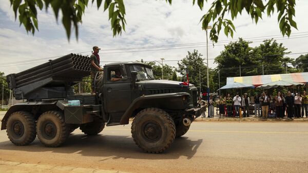 Cambodian volunteers cheer as a military vehicle drives towards the Cambodia-Thailand border at Srei Snam District, Siem Reap Province, Cambodia on Monday, July 28, 2025 - Sputnik International