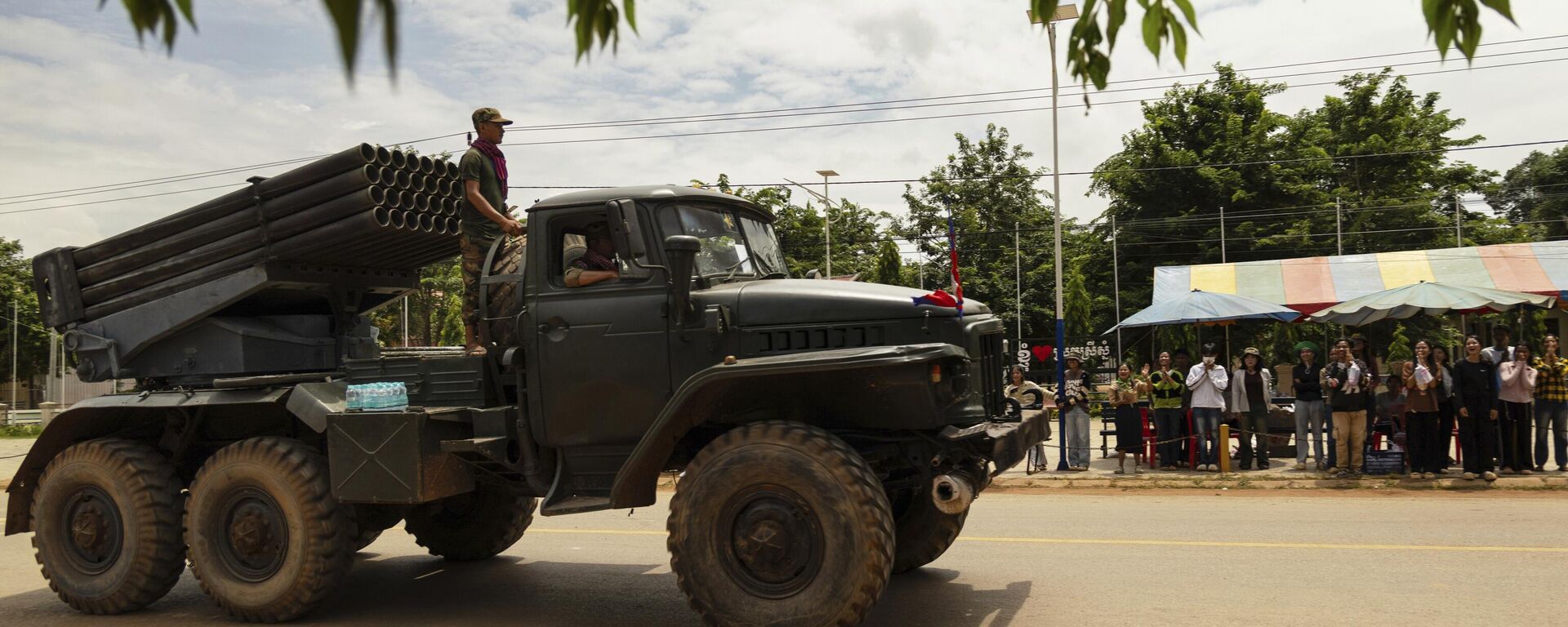 Cambodian volunteers cheer as a military vehicle drives towards the Cambodia-Thailand border at Srei Snam District, Siem Reap Province, Cambodia on Monday, July 28, 2025 - Sputnik International, 1920, 29.07.2025