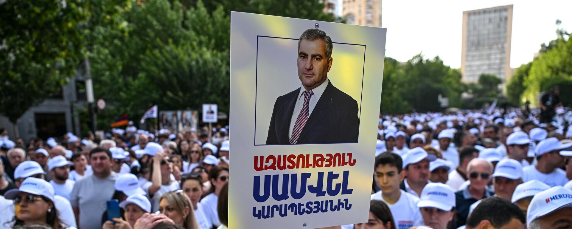 People take part in a rally to support Russian-Armenian businessman Samvel Karapetyan in central Yerevan, Armenia. - Sputnik International, 1920, 29.07.2025