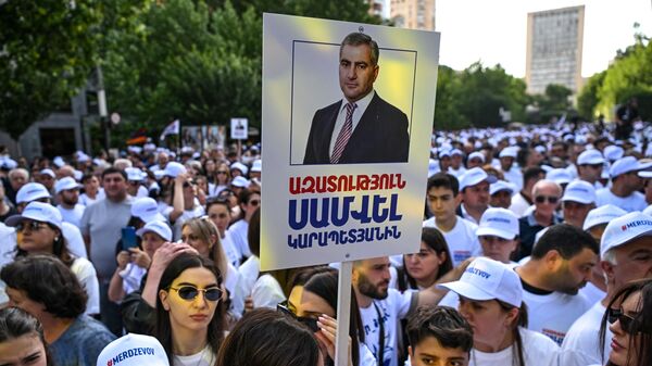 People take part in a rally to support Armenian businessman Samvel Karapetyan in central Yerevan, Armenia. - Sputnik International