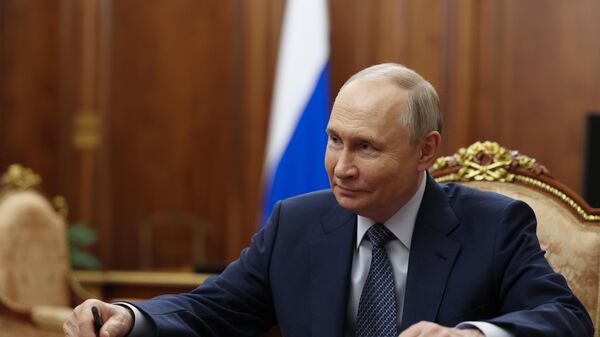 Russian President Vladimir Putin meets with Sberbank CEO and Chairman of the Executive Board Herman Gref at the Kremlin in Moscow, Russia. - Sputnik International