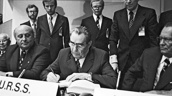 USSR Party Leader Leonid Brezhnev signing the Final Act of the Commission on Security and Cooperation in Europe (Helsinki Commission). - Sputnik International