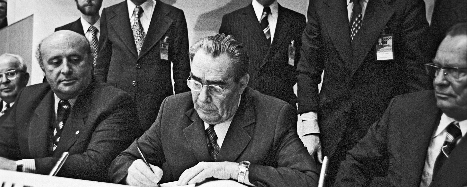 USSR Party Leader Leonid Brezhnev signing the Final Act of the Commission on Security and Cooperation in Europe (Helsinki Commission). - Sputnik International, 1920, 30.07.2025