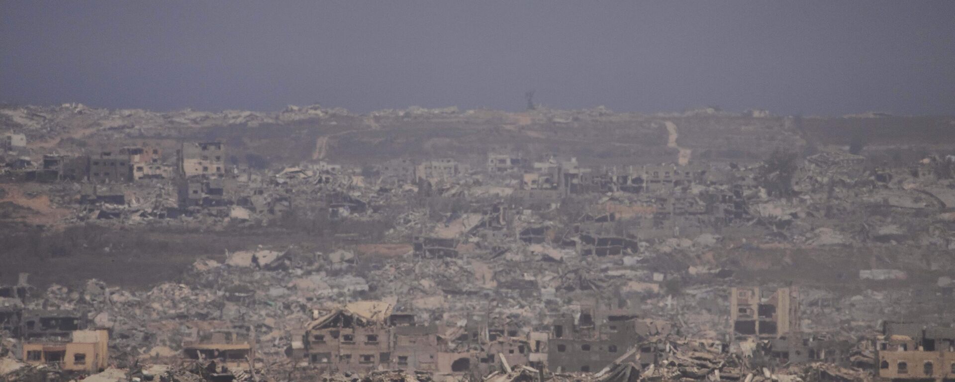 Damaged buildings in the Gaza Strip, seen from southern Israel, Tuesday July 29, 2025 - Sputnik International, 1920, 06.10.2025