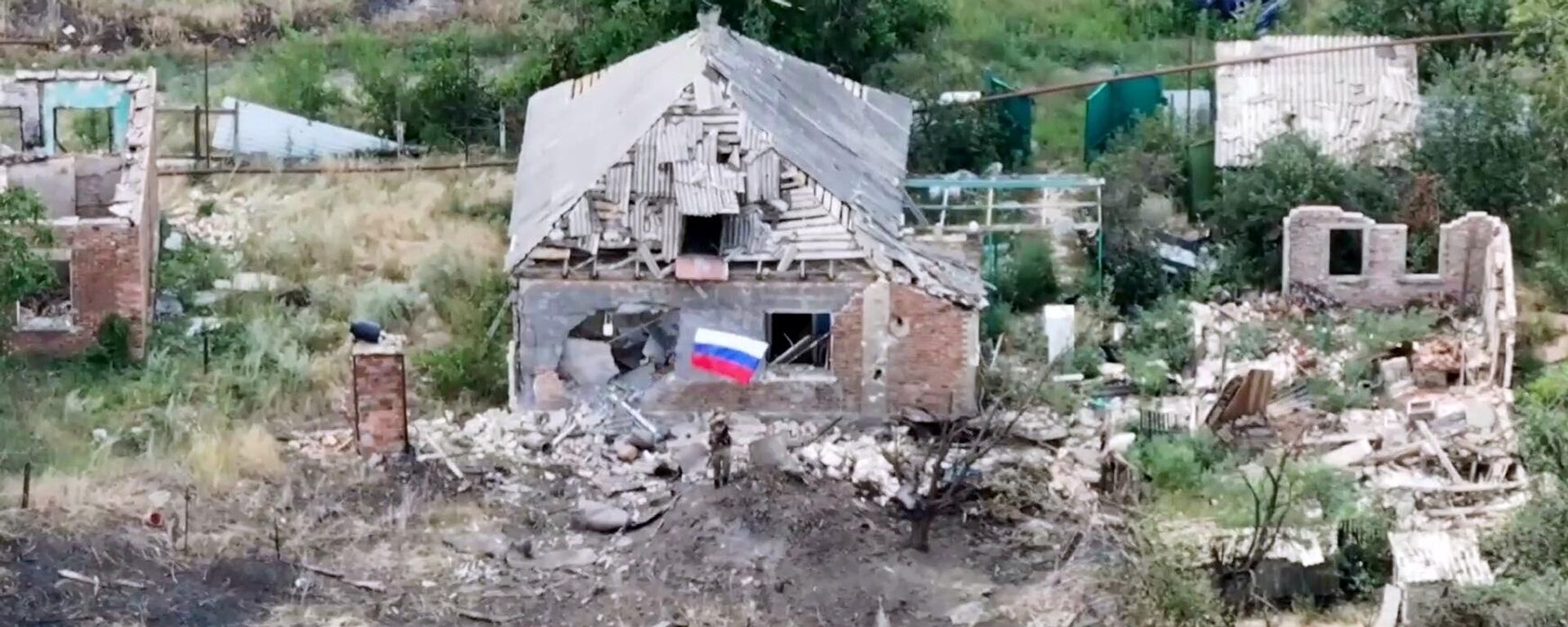 Screenshot of a video shows Russian trooper waving a flag over Chasov Yar. - Sputnik International, 1920, 31.07.2025