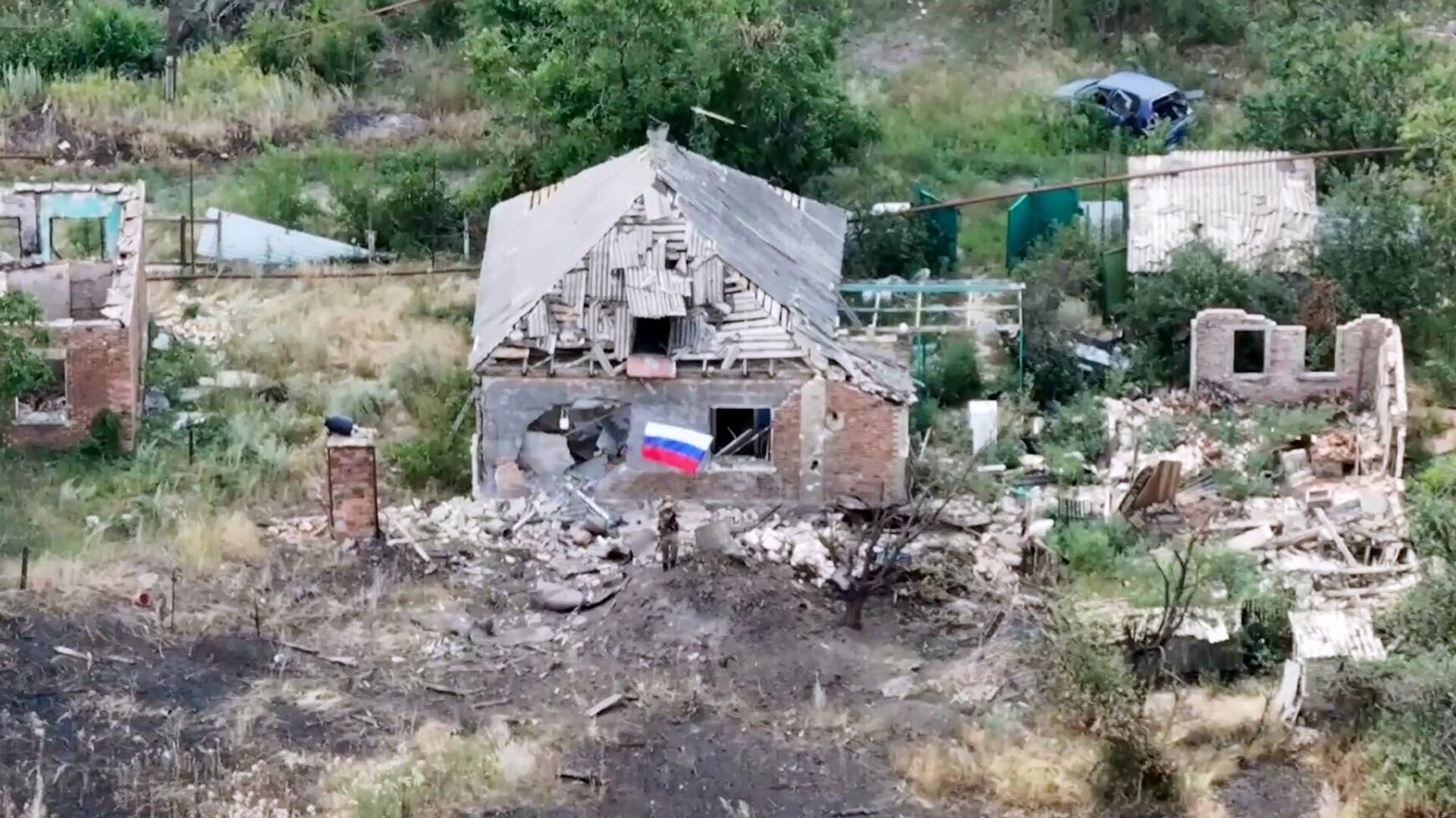 Screenshot of a video shows Russian trooper waving a flag over Chasov Yar. Screenshot of a video shows Russian trooper waving a flag over Chasov Yar. - Sputnik International, 1920, 31.07.2025