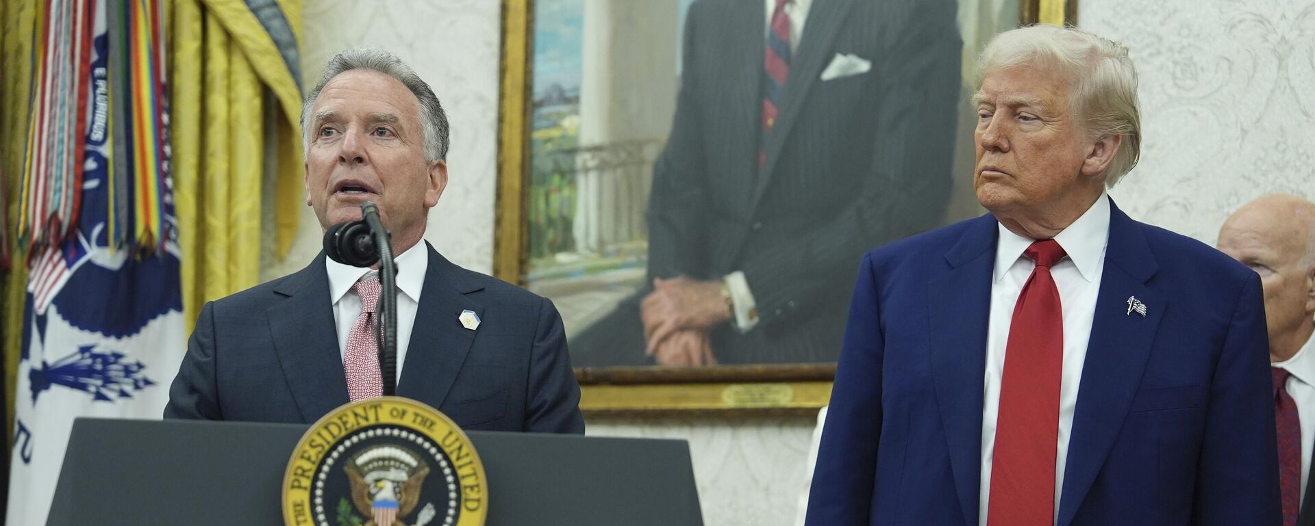 President Donald Trump, right, listens as White House special envoy Steve Witkoff, left, speaks during a swearing in ceremony for interim US Attorney General for the District of Columbia Jeanine Pirro, Wednesday, May 28, 2025, in the Oval Office of the White House in Washington - Sputnik International, 1920, 01.08.2025