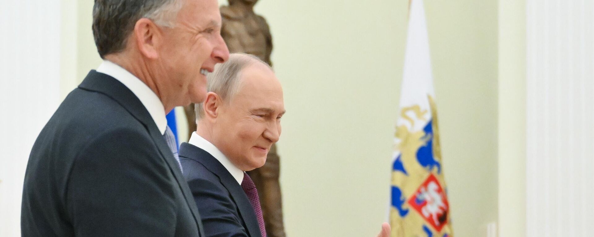 Russian President Vladimir Putin greets US President's Special Envoy for the Middle East Steve Witkoff before a meeting at the Kremlin in Moscow - Sputnik International, 1920, 04.08.2025