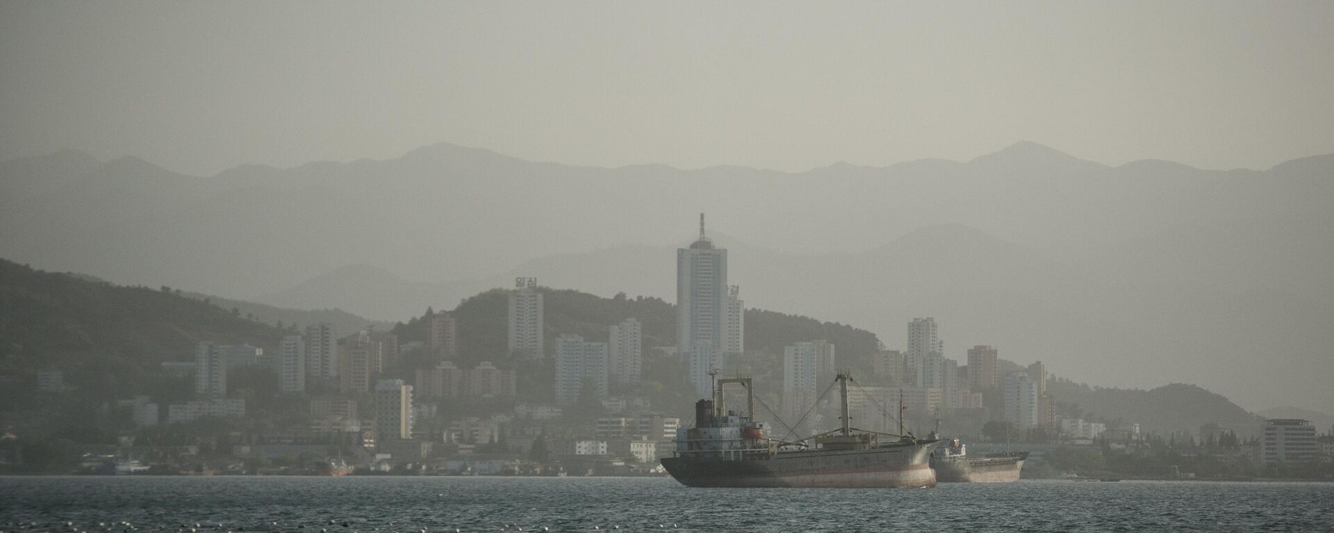 View of the ships from the embankment - Sputnik International, 1920, 04.08.2025