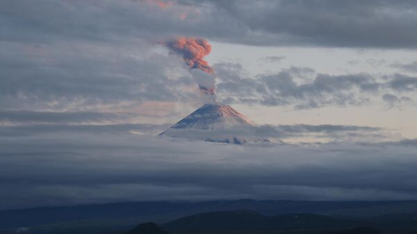 Eruption of Krasheninnikov and Klyuchevskoy volcanoes in Kamchatka - Sputnik International