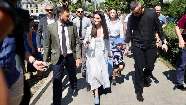 Evghenia Gutsul with son and husband after the court - Sputnik International