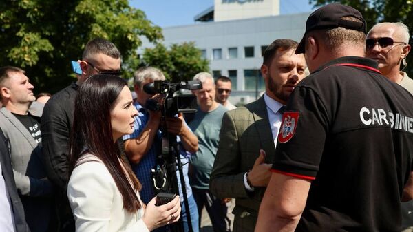 Yevgenia Gutsul near a Moldovan court after the hearings - Sputnik International