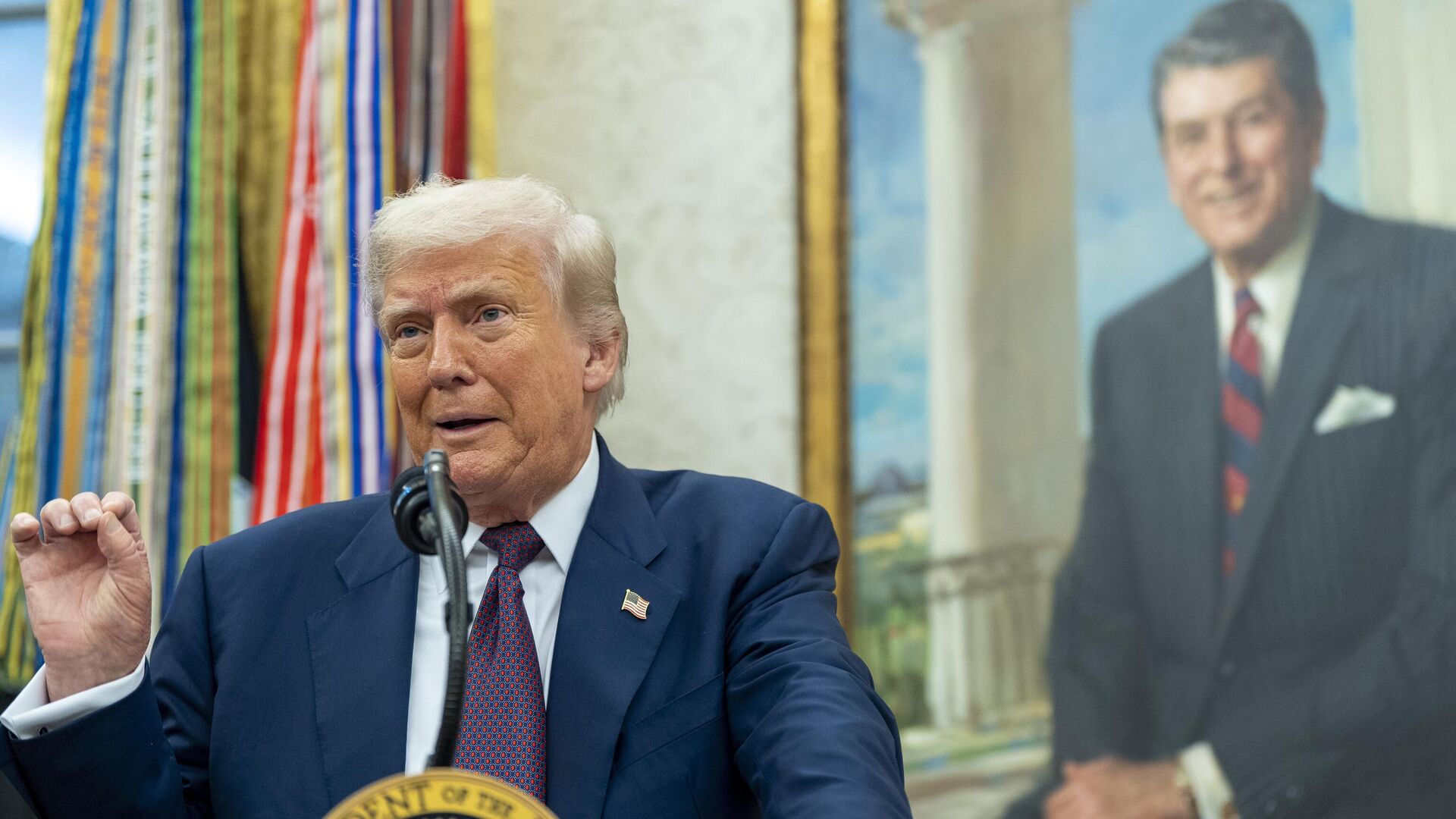 Donald Trump speaks in the Oval Office, Wednesday, Aug. 6, 2025 Donald Trump speaks in the Oval Office, Wednesday, Aug. 6, 2025 - Sputnik International, 1920, 20.10.2025