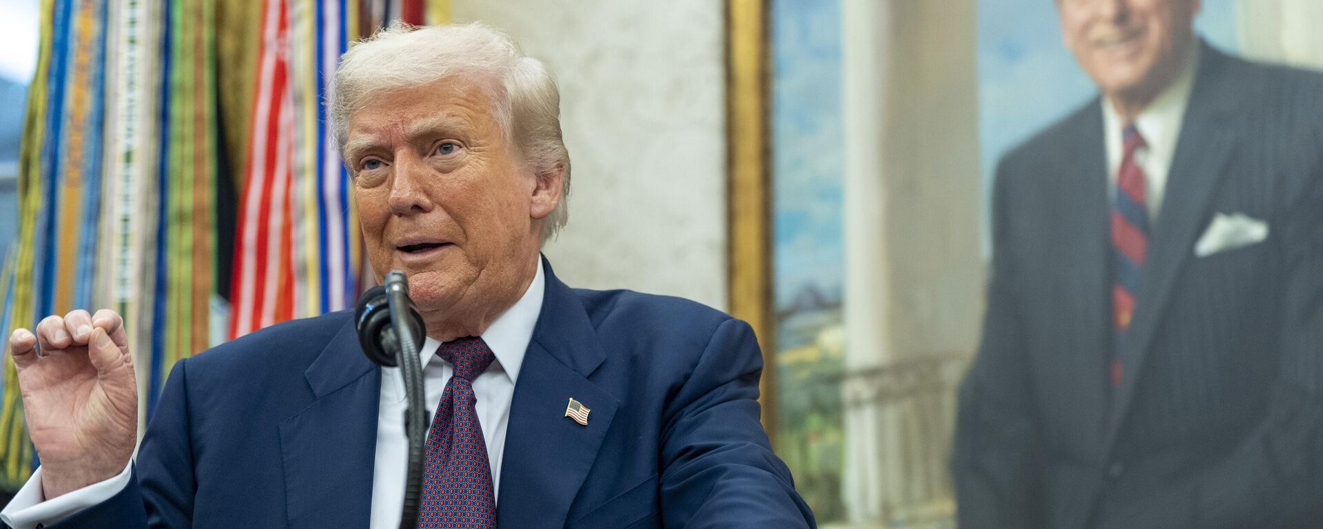 Donald Trump speaks in the Oval Office, Wednesday, Aug. 6, 2025 - Sputnik International, 1920, 04.11.2025