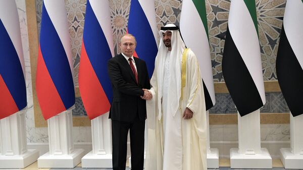 Russian President Vladimir Putin, left, and Abu Dhabi Crown Prince Mohamed bin Zayed al-Nahyan pose for a photo during the official welcome ceremony in Abu Dhabi, United Arab Emirates. - Sputnik International