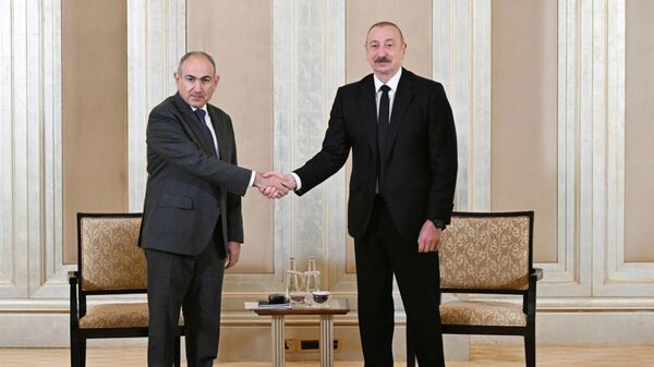 In this photo provided by the Azerbaijan's Presidential Press Office on Thursday, July 10, 2025, Azerbaijani President Ilham Aliyev, right, and Prime Minister of Armenia Nikol Pashinyan pose for a photo prior to their talks in Abu Dhabi, United Arab Emirates - Sputnik International