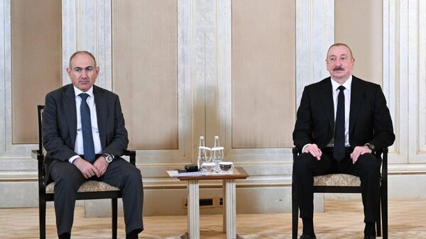 Azerbaijani President Ilham Aliyev (right) and Armenian Prime Minister Nikol Pashinyan. - Sputnik International