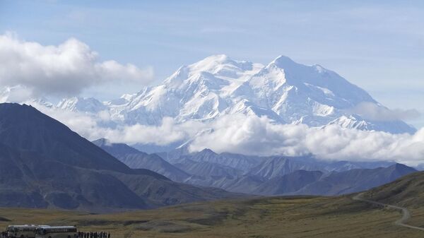 In this Aug. 26, 2016, file photo sightseeing buses and tourists are seen at a pullout popular for taking in views of North America's tallest peak, Denali, in Denali National Park and Preserve, Alaska.  - Sputnik International