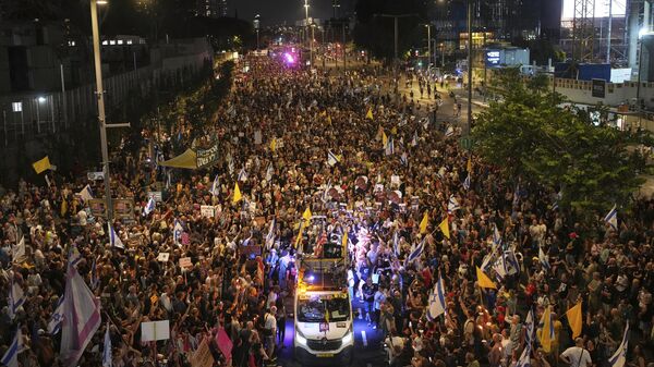 Relatives and supporters of Israeli hostages held in the Gaza Strip attend a rally demanding their release from Hamas captivity and calling for an end to the war, in Tel Aviv, Israel, Saturday, Aug. 9, 2025 - Sputnik International