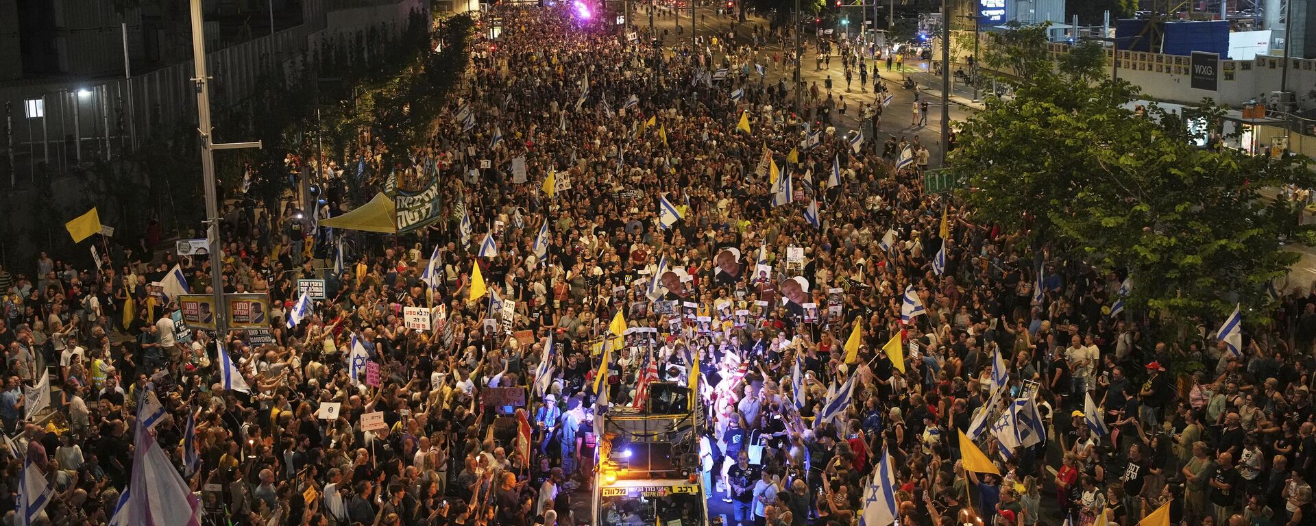 Relatives and supporters of Israeli hostages held in the Gaza Strip attend a rally demanding their release from Hamas captivity and calling for an end to the war, in Tel Aviv, Israel, Saturday, Aug. 9, 2025 - Sputnik International, 1920, 10.08.2025