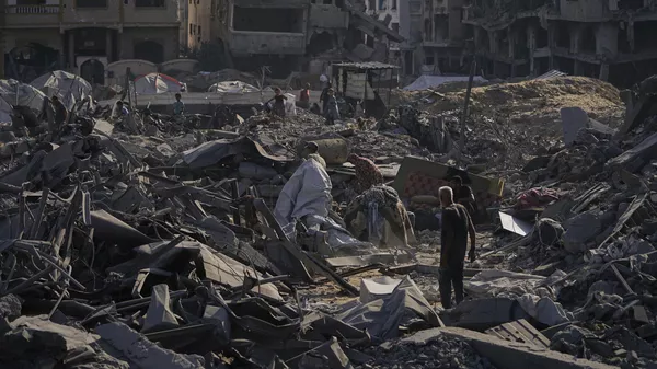 People inspect the damage at the Sheikh Radwan al-Taba UNRWA clinic following an Israeli army bombardment in Gaza City Wednesday, Aug. 6, 2025 - Sputnik International