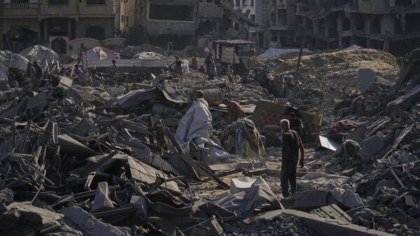 People inspect the damage at the Sheikh Radwan al-Taba UNRWA clinic following an Israeli army bombardment in Gaza City Wednesday, Aug. 6, 2025 - Sputnik International