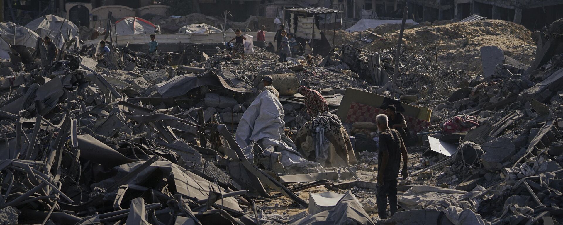 People inspect the damage at the Sheikh Radwan al-Taba UNRWA clinic following an Israeli army bombardment in Gaza City Wednesday, Aug. 6, 2025 - Sputnik International, 1920, 11.08.2025
