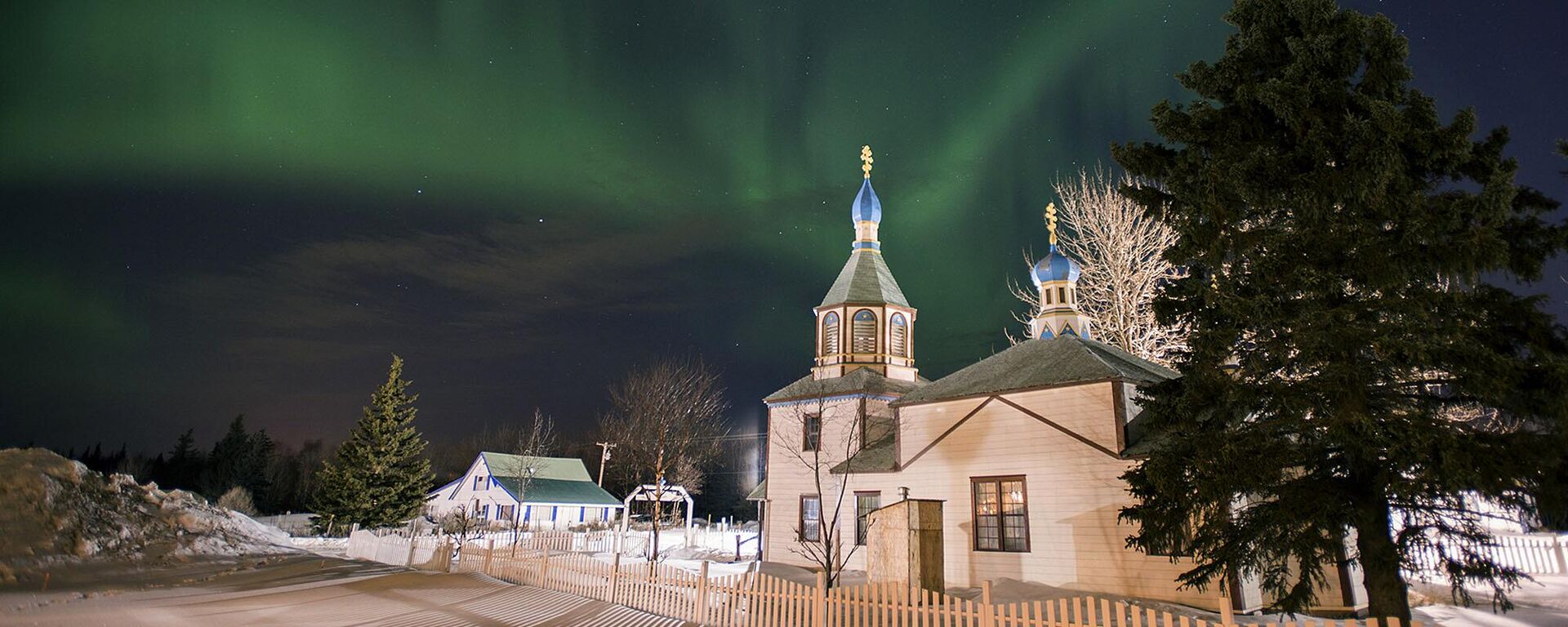 In this March 17, 2013, file photo, the aurora borealis, or northern lights, fill the night sky above the Holy Assumption of the Virgin Mary Russian Orthodox church in Kenai, Alaska - Sputnik International, 1920, 12.08.2025