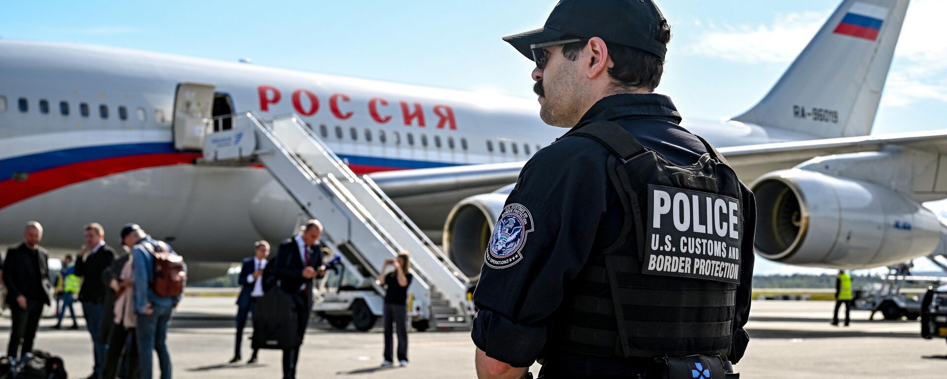 Alaska before the meeting of the presidents of the Russian Federation and the United States. A police officer in front of the Il-96-300 aircraft of the special flight detachment Russia, which took off from Moscow's Vnukovo airport, at Ted Stevens Anchorage International Airport. - Sputnik International, 1920, 15.08.2025