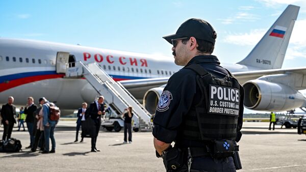 Alaska before the meeting of the presidents of the Russian Federation and the United States. A police officer in front of the Il-96-300 aircraft of the special flight detachment Russia, which took off from Moscow's Vnukovo airport, at Ted Stevens Anchorage International Airport. - Sputnik International