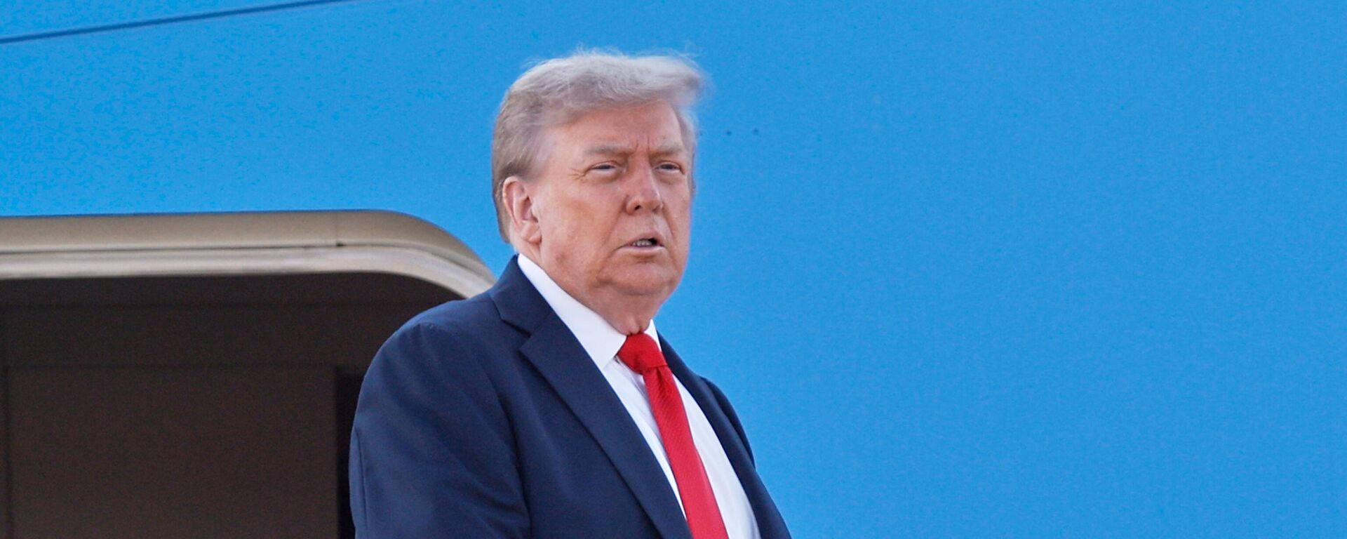 President Donald Trump boards Air Force One at Joint Base Andrews, Md., Friday, Aug. 15, 2025, en route to a meeting with Russian President Vladimir Putin in Alaska. - Sputnik International, 1920, 14.10.2025