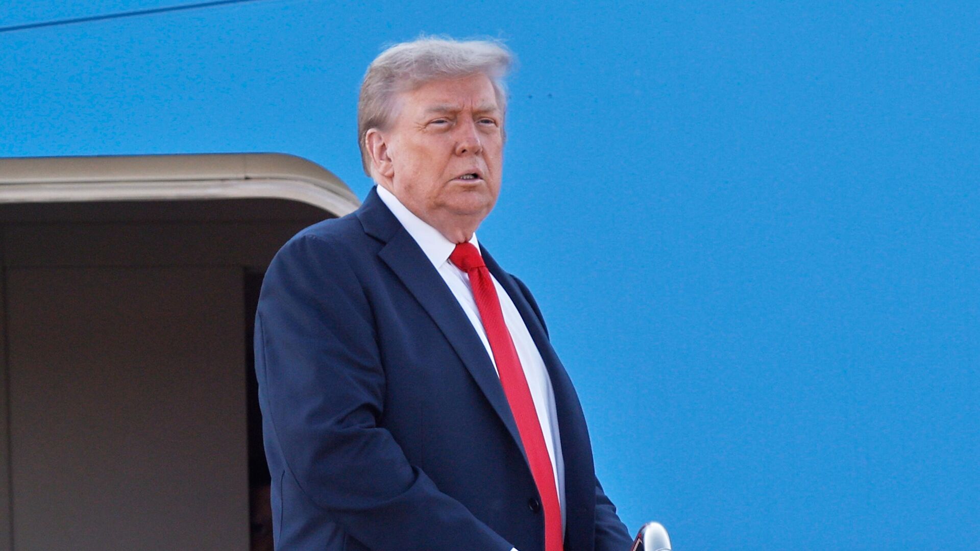 President Donald Trump boards Air Force One at Joint Base Andrews, Md., Friday, Aug. 15, 2025, en route to a meeting with Russian President Vladimir Putin in Alaska. - Sputnik International, 1920, 30.08.2025