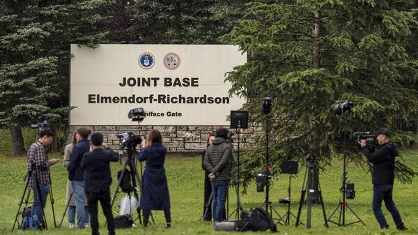 Members of the media stand outside Joint Base Elmendorf-Richardson in Anchorage, Alaska, Thursday, Aug. 14, 2025, ahead of a meeting between President Donald Trump and Russia's President Vladimir Putin. - Sputnik International