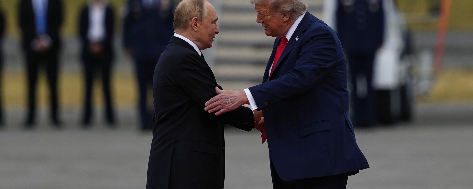 Президент Дональд Трамп приветствует президента России Владимира Путина, Аляска - Sputnik International, 1920, 20.01.2026