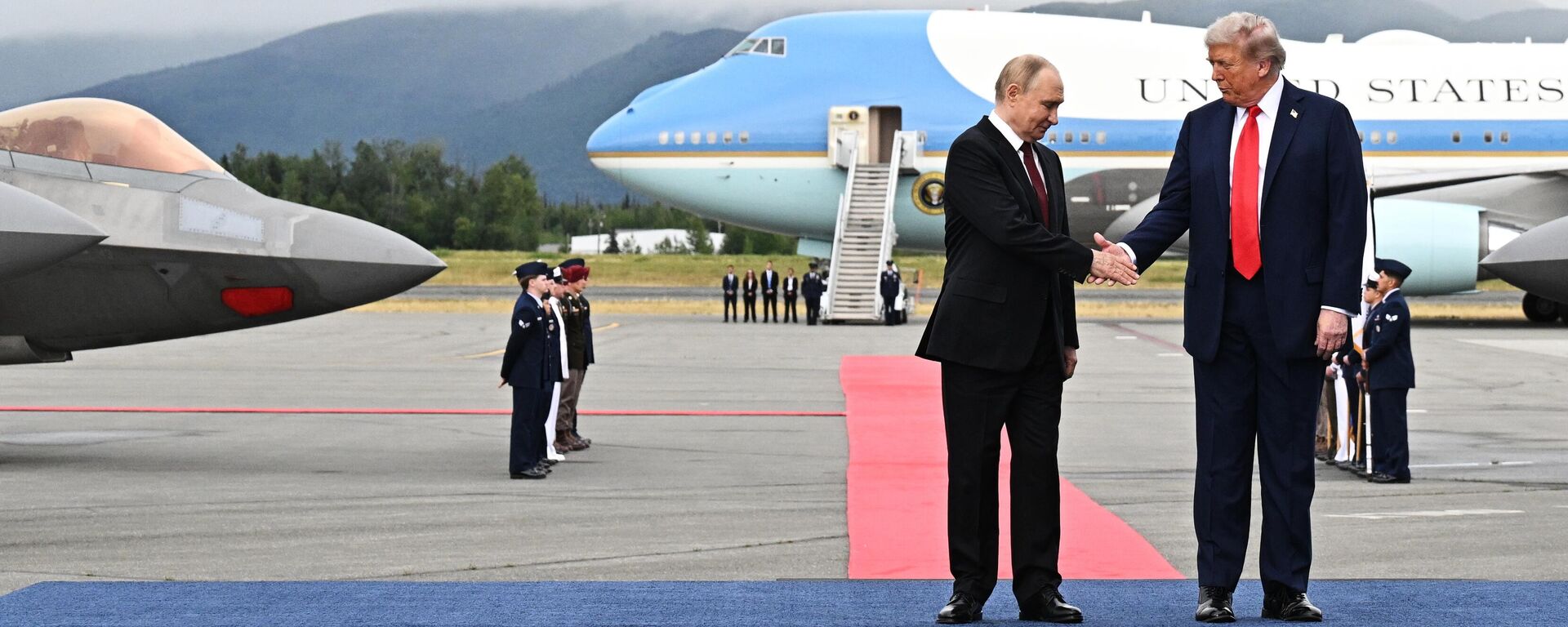 Президент Дональд Трамп приветствует президента России Владимира Путина, Аляска - Sputnik International, 1920, 16.08.2025