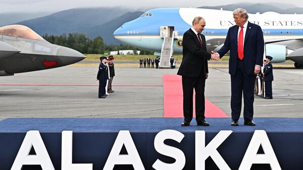 Президент Дональд Трамп приветствует президента России Владимира Путина, Аляска - Sputnik International
