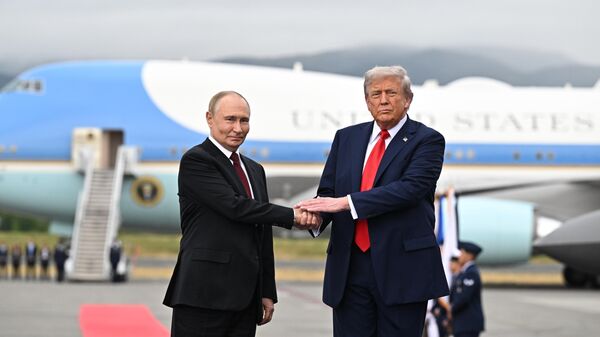 Президент Дональд Трамп приветствует президента России Владимира Путина, Аляска - Sputnik International
