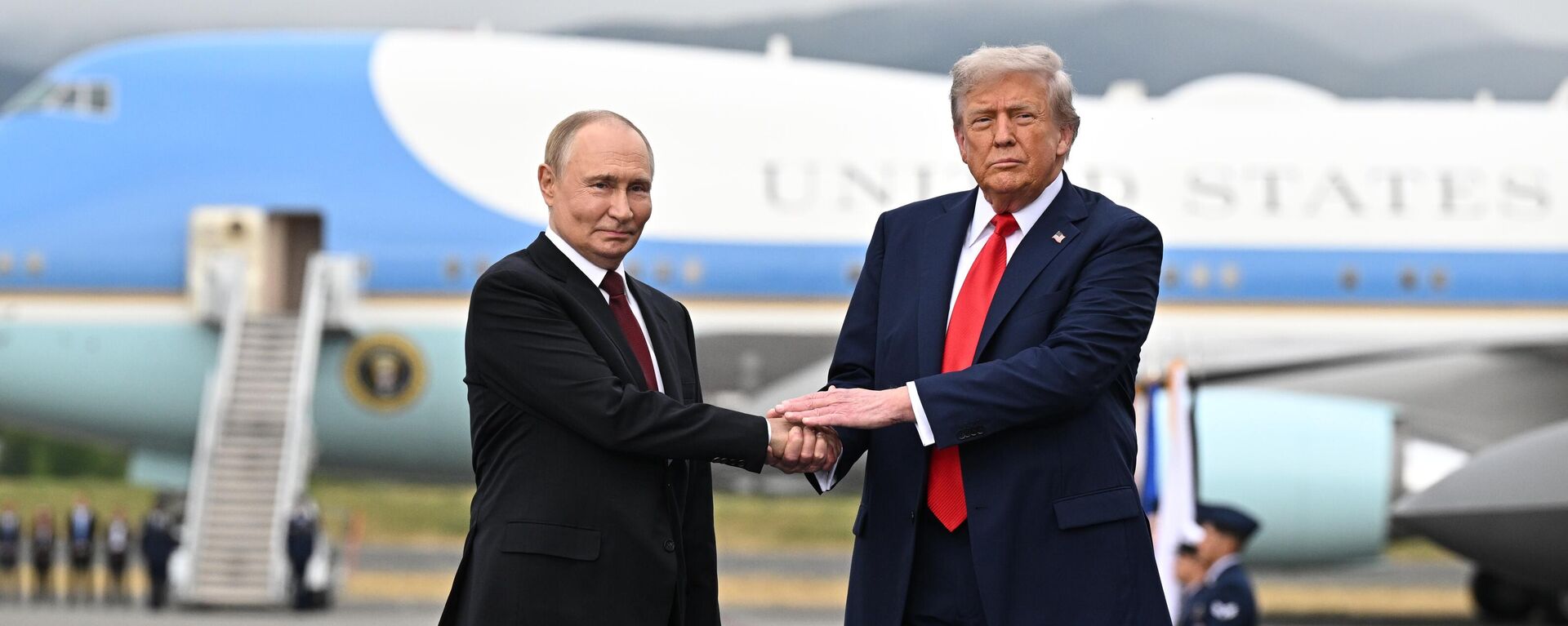 Президент Дональд Трамп приветствует президента России Владимира Путина, Аляска - Sputnik International, 1920, 16.08.2025