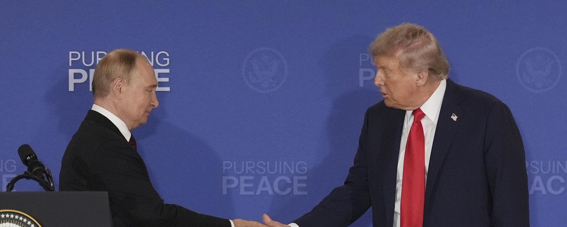 President Donald Trump, right, shakes the hand of Russia's President Vladimir Putin during a joint press conference at Joint Base Elmendorf-Richardson, Alaska, Friday, Aug. 15, 2025.  - Sputnik International, 1920, 16.08.2025