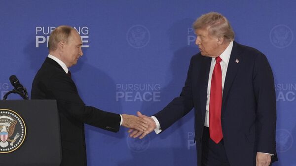 President Donald Trump, right, shakes the hand of Russia's President Vladimir Putin during a joint press conference at Joint Base Elmendorf-Richardson, Alaska, Friday, Aug. 15, 2025.  - Sputnik International