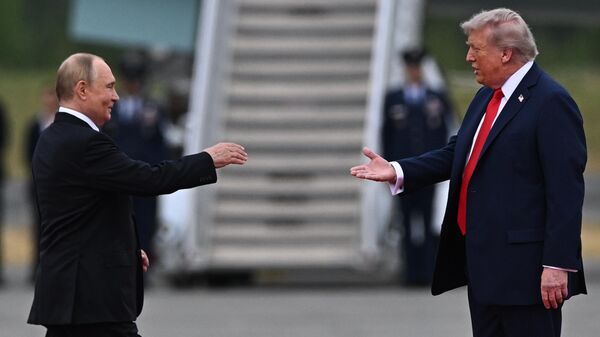 US President Donald Trump greets Russian President Vladimir Putin on the tarmac after they arrived to attend a meeting at Joint Base Elmendorf-Richardson in Anchorage, Alaska, the United States. - Sputnik International