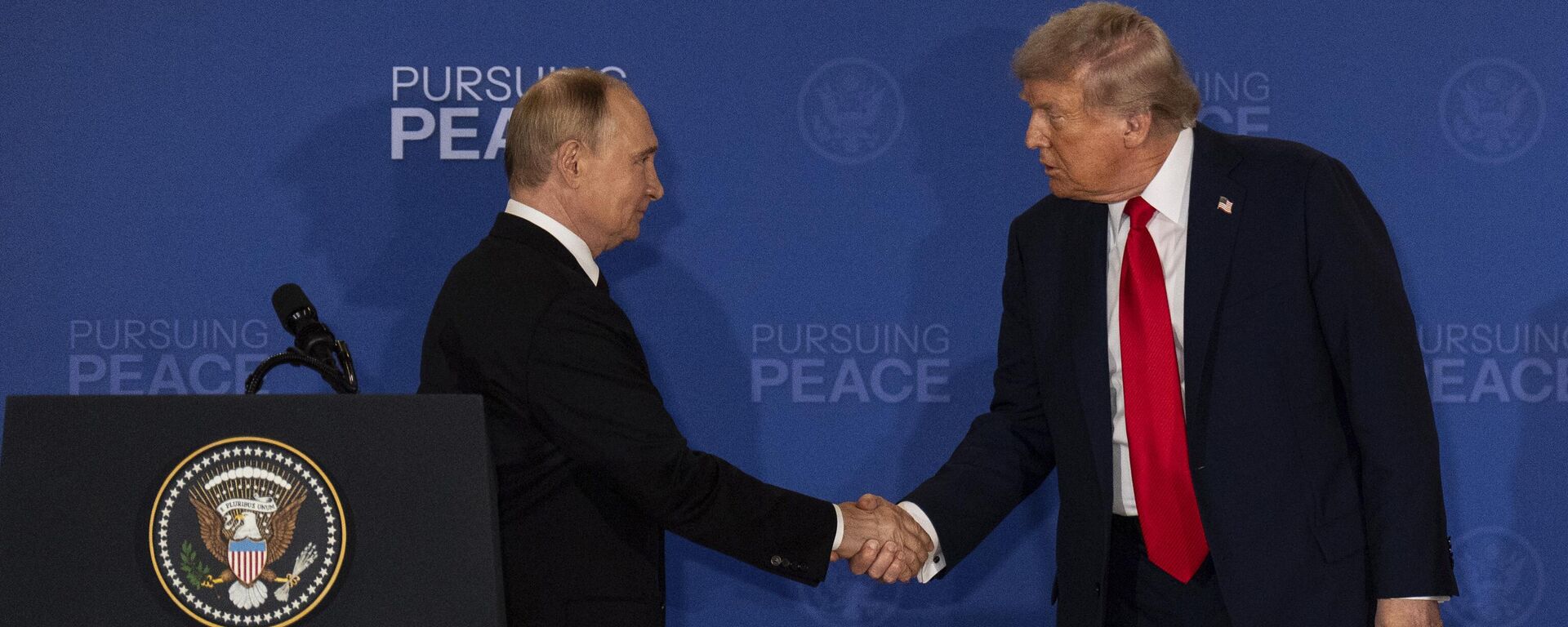 President Donald Trump, right, and Russia's President Vladimir Putin shake hands during a joint press conference at Joint Base Elmendorf-Richardson, Alaska, Friday, Aug. 15, 2025.  - Sputnik International, 1920, 17.08.2025