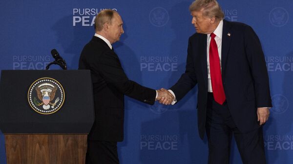 President Donald Trump, right, and Russia's President Vladimir Putin shake hands during a joint press conference at Joint Base Elmendorf-Richardson, Alaska, Friday, Aug. 15, 2025.  - Sputnik International