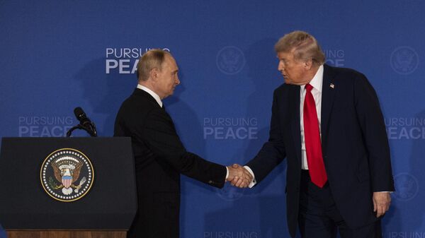 President Donald Trump, right, and Russia's President Vladimir Putin shake hands during a joint press conference at Joint Base Elmendorf-Richardson, Alaska, Friday, Aug. 15, 2025.  - Sputnik International