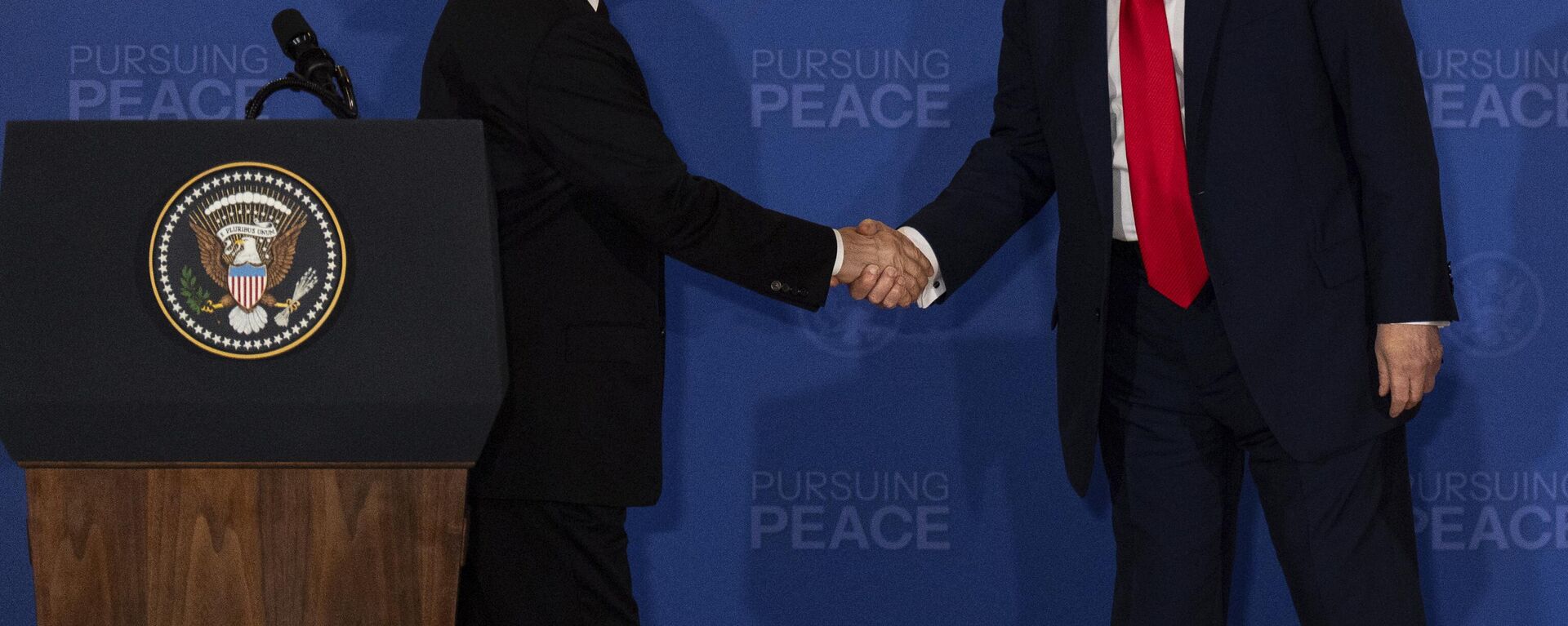 President Donald Trump, right, and Russia's President Vladimir Putin shake hands during a joint press conference at Joint Base Elmendorf-Richardson, Alaska, Friday, Aug. 15, 2025.  - Sputnik International, 1920, 17.08.2025