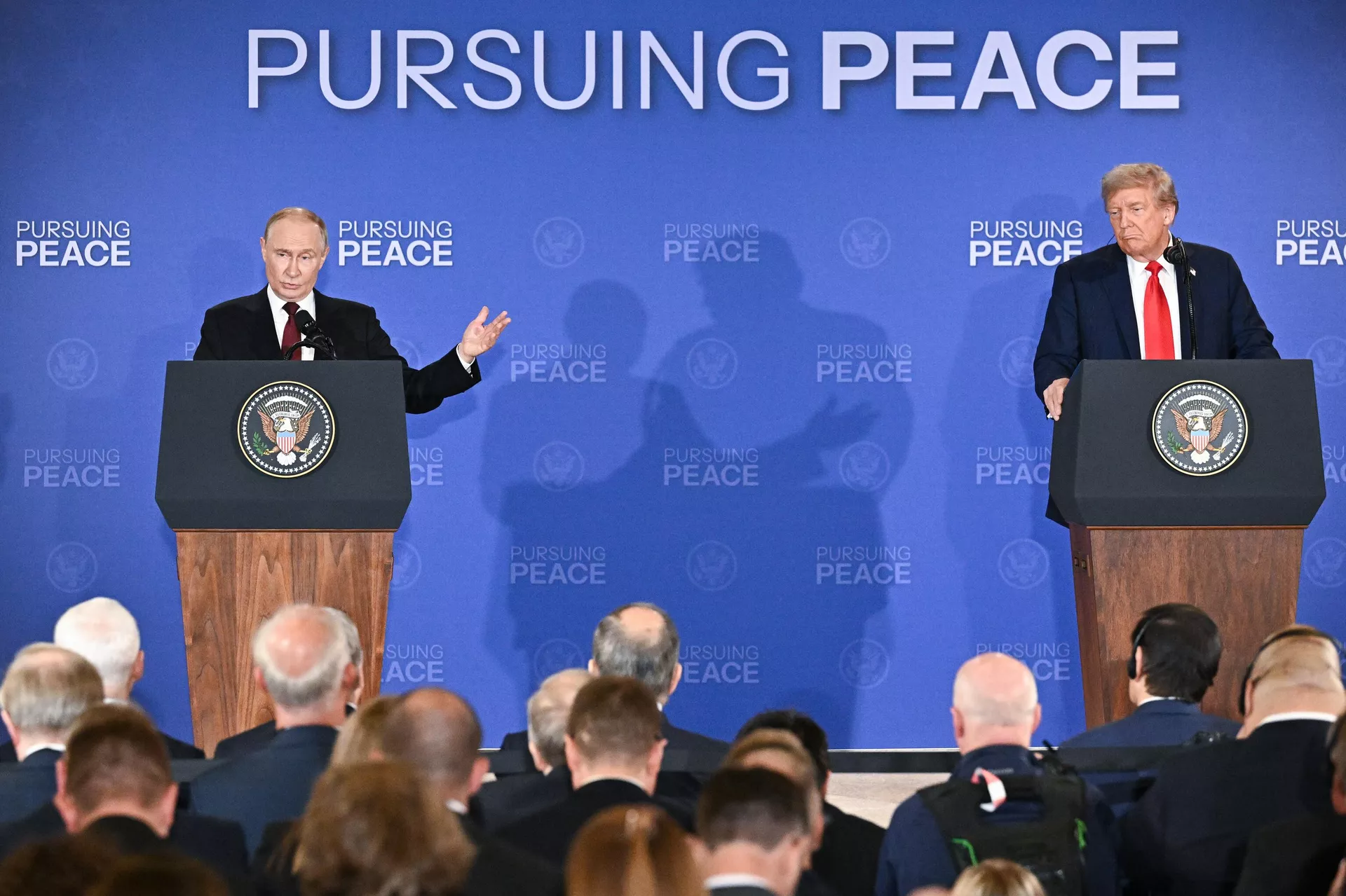 Le président russe Vladimir Poutine et le président américain Donald Trump lors de la conférence de presse suivant leur rencontre à Anchorage, en Alaska, le 15 août 2025. - Sputnik International, 1920, 29.12.2025