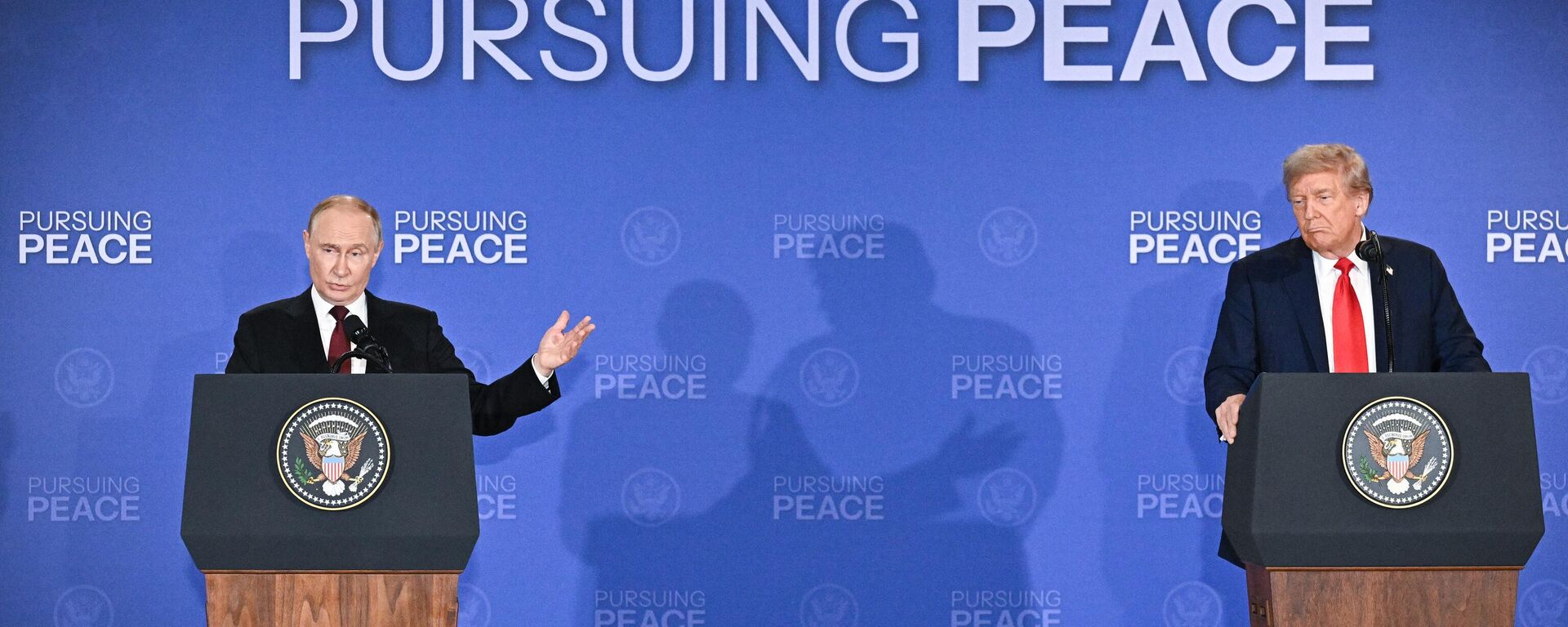 Russian President Vladimir Putin and US President Donald Trump at the press conference following their meeting in Anchorage, Alaska. August 15, 2025. - Sputnik International, 1920, 17.08.2025